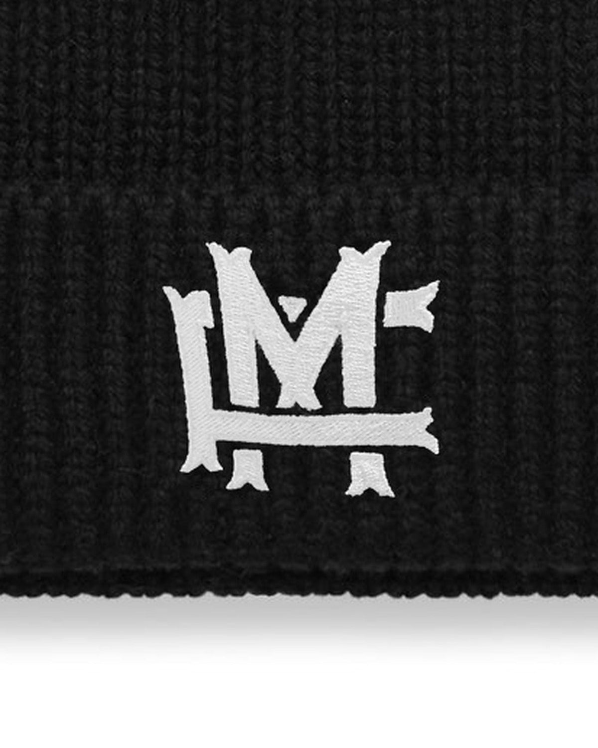 Ribbstickad FM Monogram Mössa - Black - Tryckdetalj