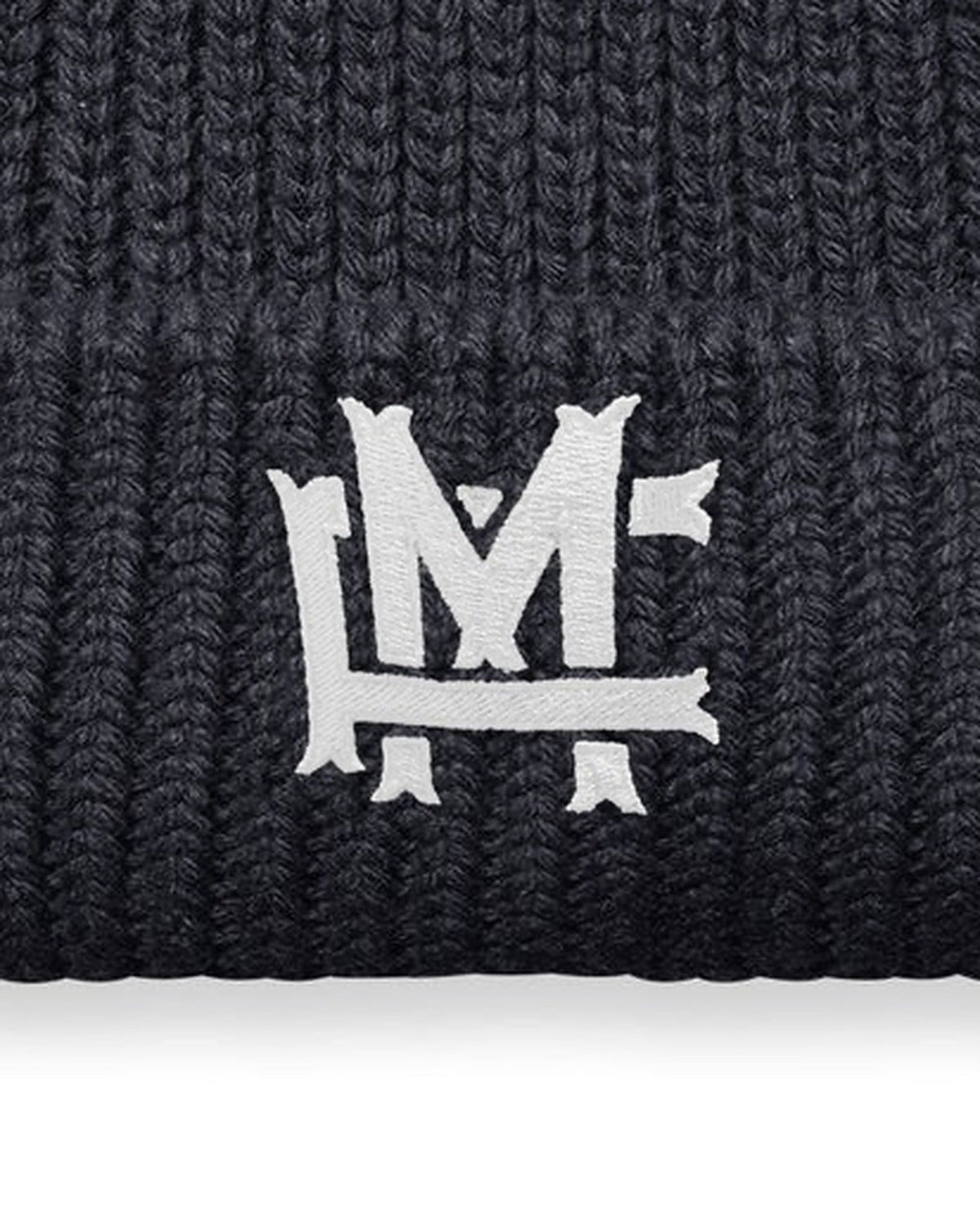 Ribbstickad FM Monogram Mössa - Ink Blue - Tryckdetalj